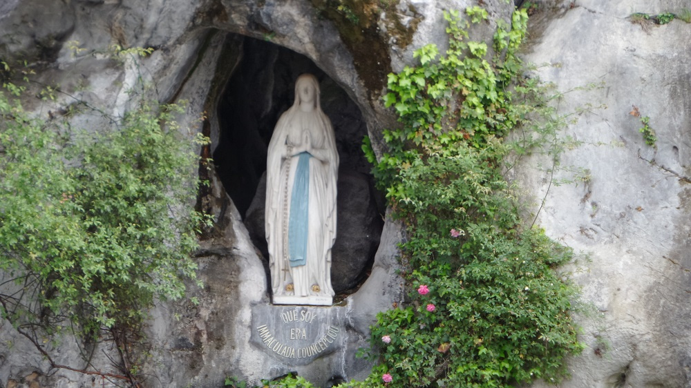 A statue of the apparition of The Virgin Mary. Source: Village to Villa